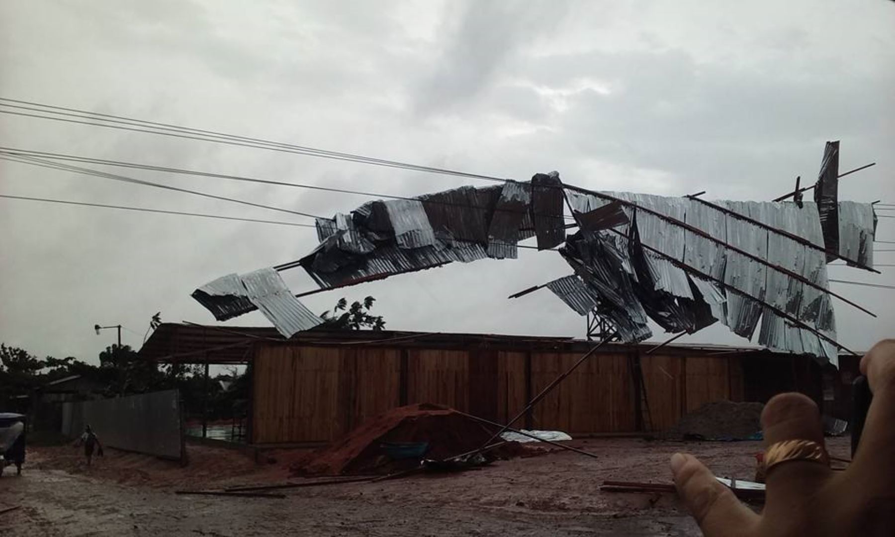 Fuertes vientos provocaron daños considerables a la ciudad de Pucallpa. Foto: Facebook Batidas Policiales