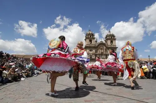 En Cusco anuncian con danzas típicas festividad del Señor de Torrechayoc que se celebra en Urubamba. ANDINA/Percy Hurtado