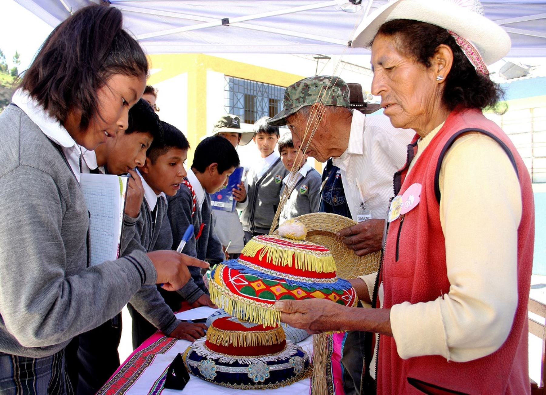 Los usuarios de Pensión 65 del distrito de Ichupampa, en la provincia de Caylloma, región Arequipa, compartieron con escolares de la zona sus conocimientos para el tejido de cintas y fajas, la elaboración de sombreros y la preparación de platos típicos locales, con lo cual contribuyen a fortalecer la identidad cultural de su comunidad.