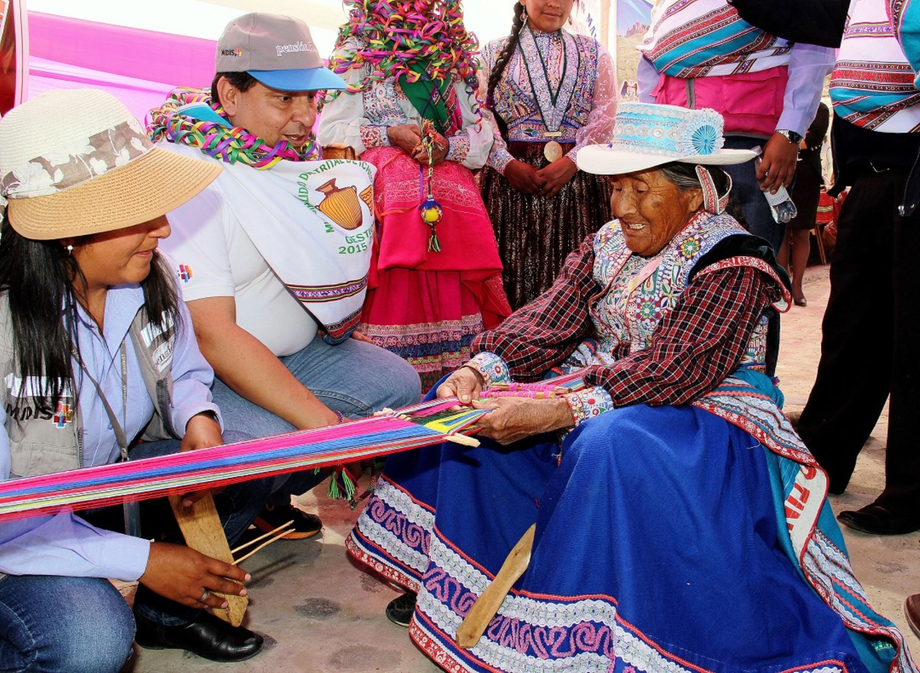 Los usuarios de Pensión 65 del distrito de Ichupampa, en la provincia de Caylloma, región Arequipa, compartieron con escolares de la zona sus conocimientos para el tejido de cintas y fajas, la elaboración de sombreros y la preparación de platos típicos locales, con lo cual contribuyen a fortalecer la identidad cultural de su comunidad.