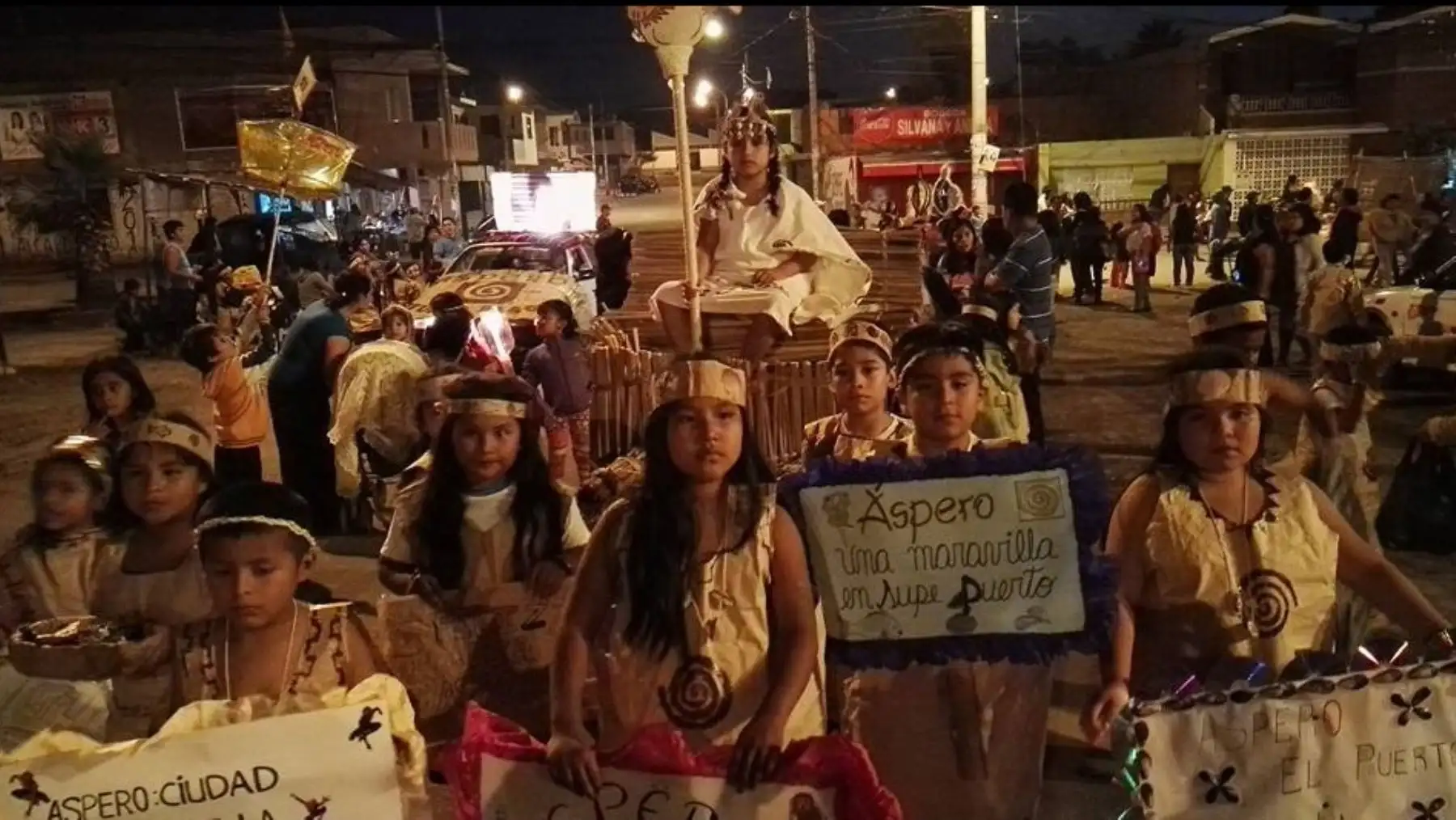 Con gran entusiasmo más de 400 alumnos de colegios del distrito de Supe Puerto, en la provincia limeña de Barranca, participaron en un colorido paseo de antorchas para celebrar el undécimo aniversario del inicio de  la puesta en valor de Áspero, la ciudad pesquera de la civilización Caral.