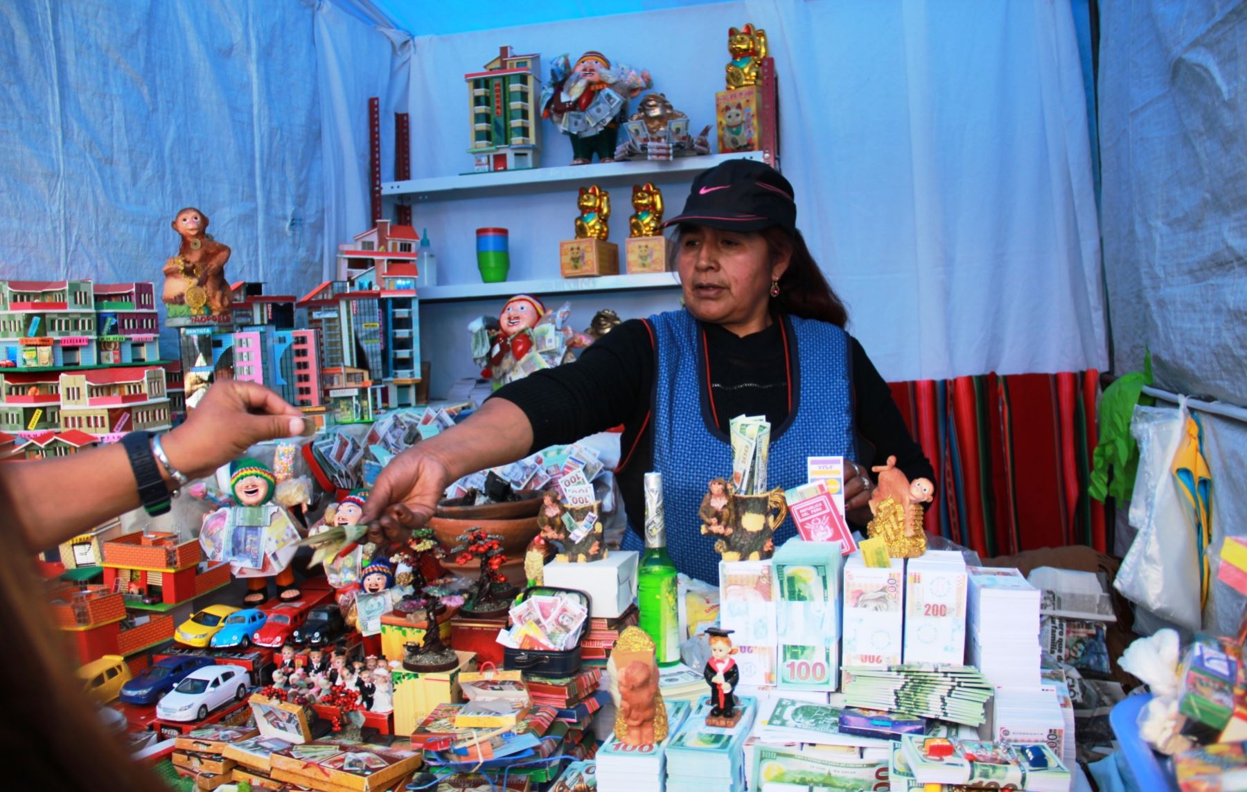 En tradicional feria Alasitas, en Puno, se vende una diversidad de objetivos en miniatura. ANDINA