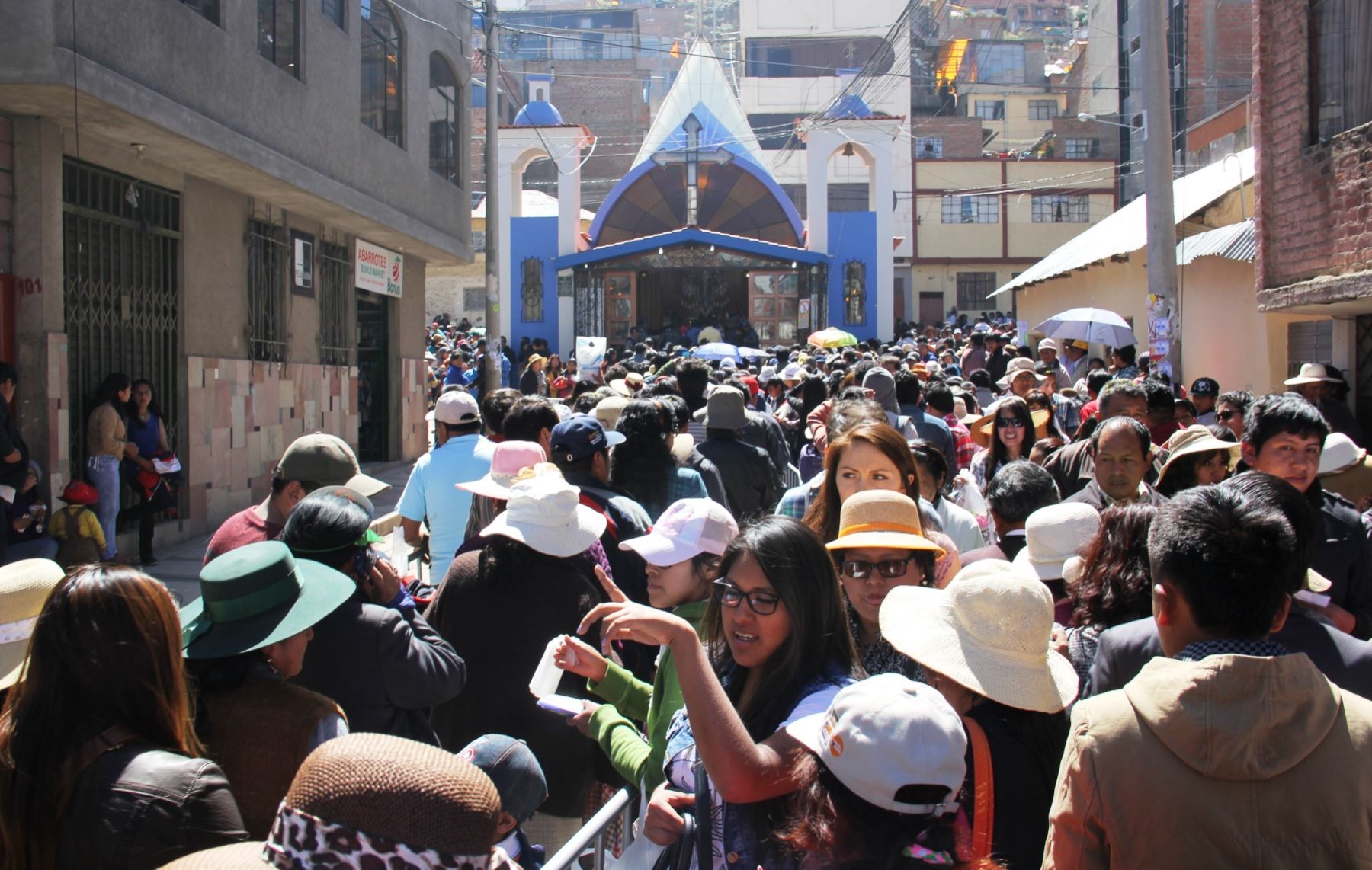 Cientos de personas concurrieron a tradicional feria Alasitas que se realiza en Puno. ANDINA