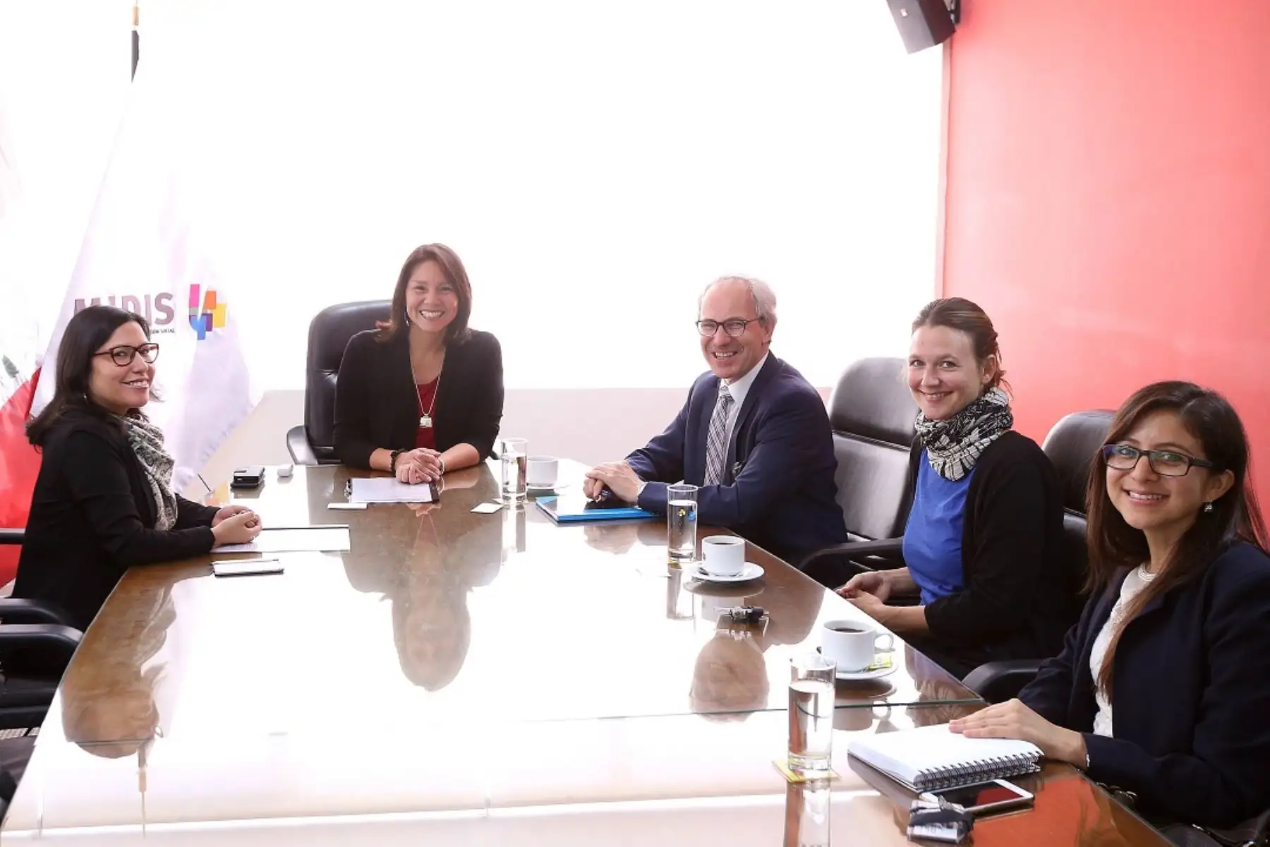 Ministra de Desarrollo e Inclusión Social (Midis), Paola Bustamante, se reunió con el director del programa Alianzas para la Protección Social, de la Agencia de Cooperación Alemana-GIZ, Christof Kersting, calificó de innovador que desde el Estado peruano se trabaje en la obtención de certificados de calidad ISO 9001 en sus programas sociales.