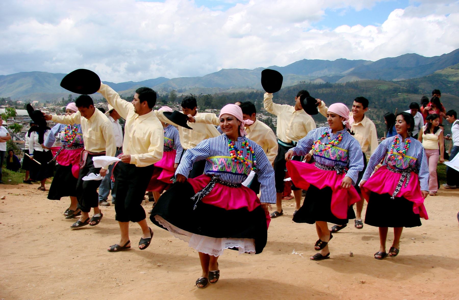 Con el “Albazo de los Chachapoya”, festividad en la que participan los diferentes barrios de la capital regional, se celebra la Semana Turística de Chachapoyas. ANDINA/Difusión