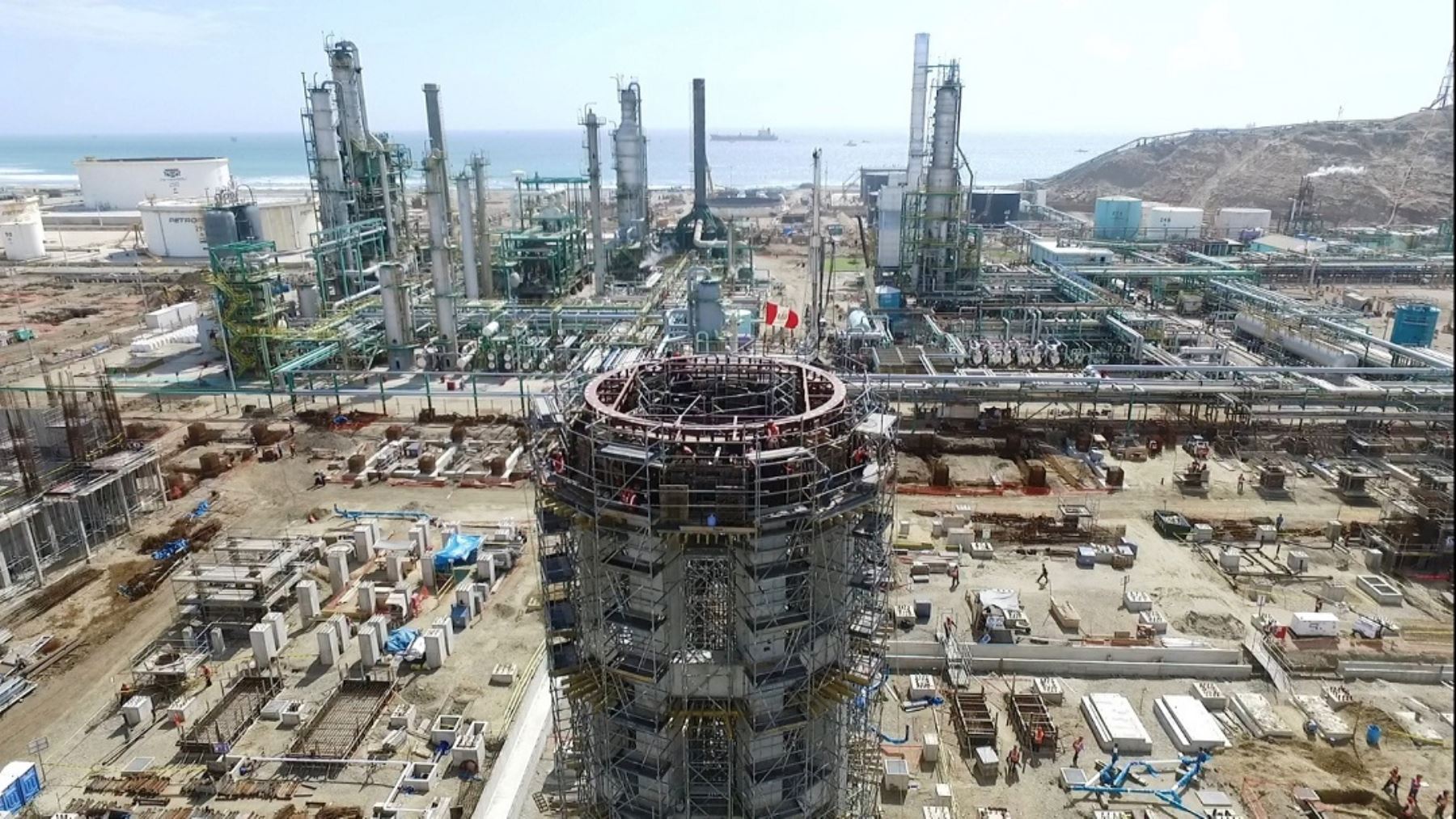 La construcción de la nueva refinería de Talara presenta un avance del 37.28 por ciento, lo cual es ligeramente superior al planeado para este periodo, informó Petroperú.