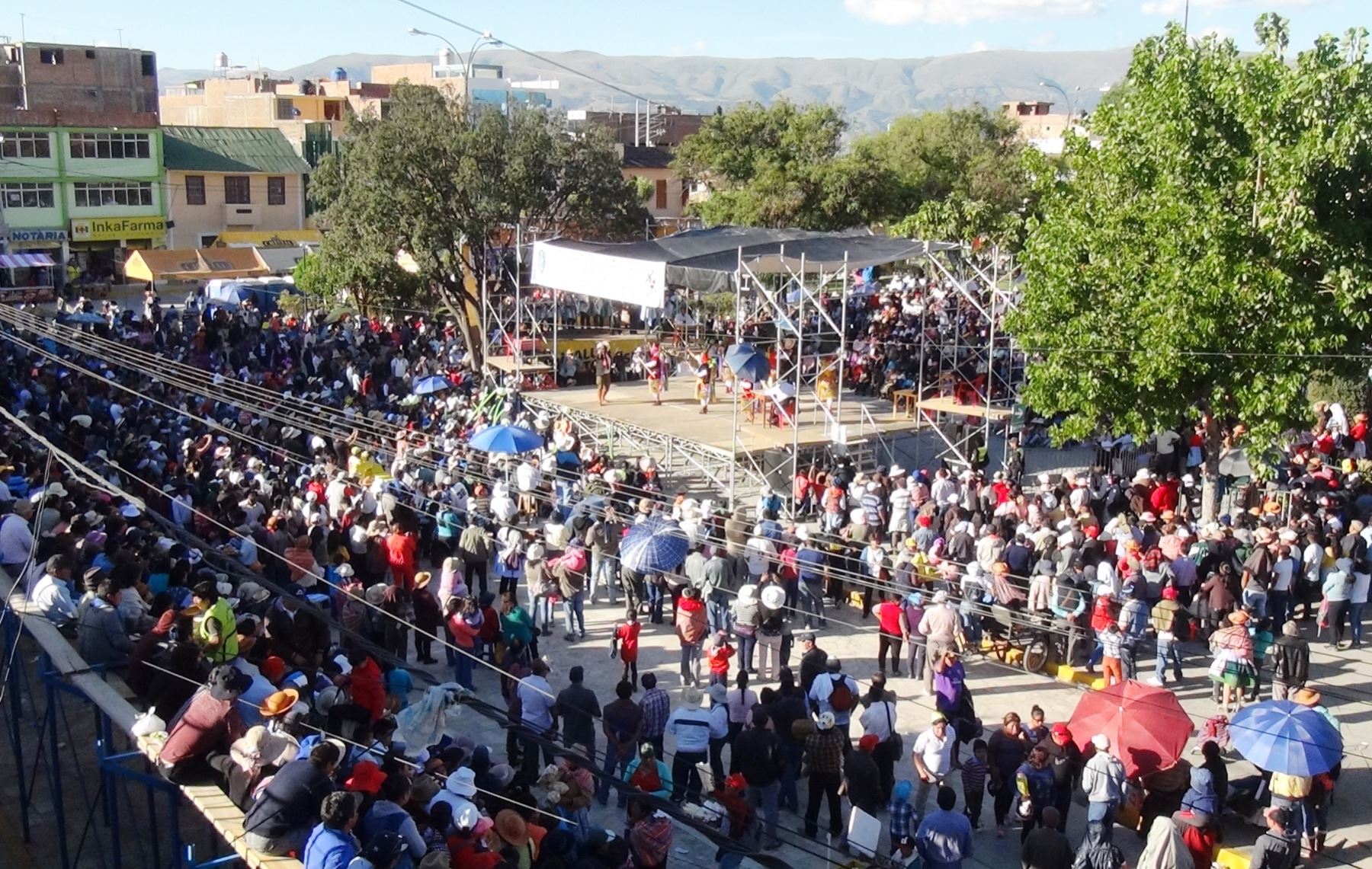 Miles de personas se congregan en Chupaca para presenciar concurso de la danza de Los Shapish. ANDINA/Pedro Tinoco