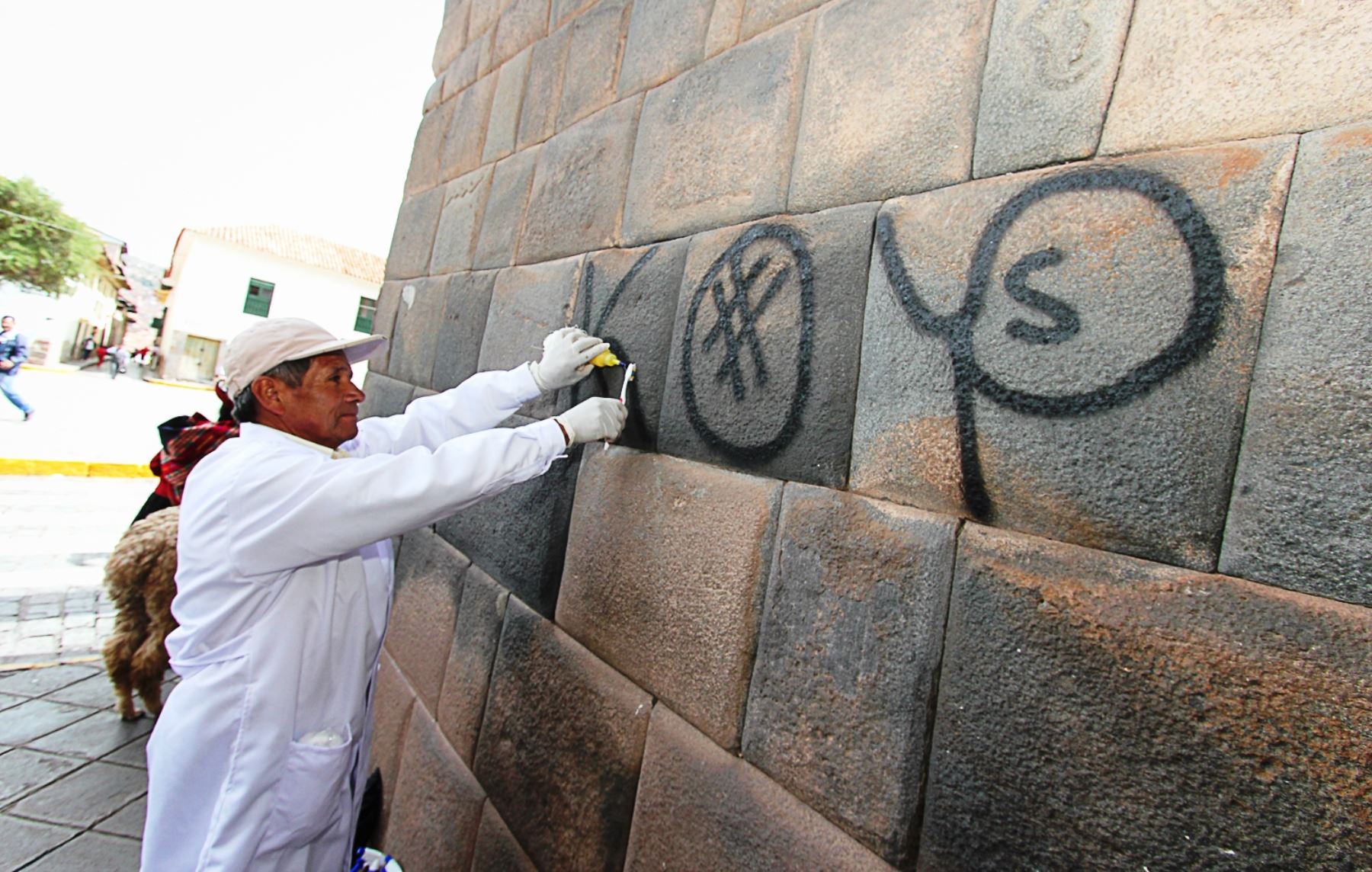 Especialistas inician limpieza de los 9 muros incaicos dañados con aerosol en la ciudad del Cusco. Foto: ANDINA/Percy Hurtado.