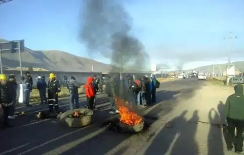 Mineros informales bloquean vías de acceso a Juliaca y medida genera malestar en población de Puno. ANDINA