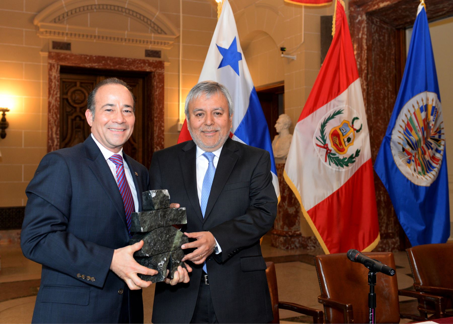 From left to right:
Jesus Sierra Victoria, Permanent Representative of Panama to the OAS, with Luis Chuquihuara, Permanent Representative of Peru to the OAS