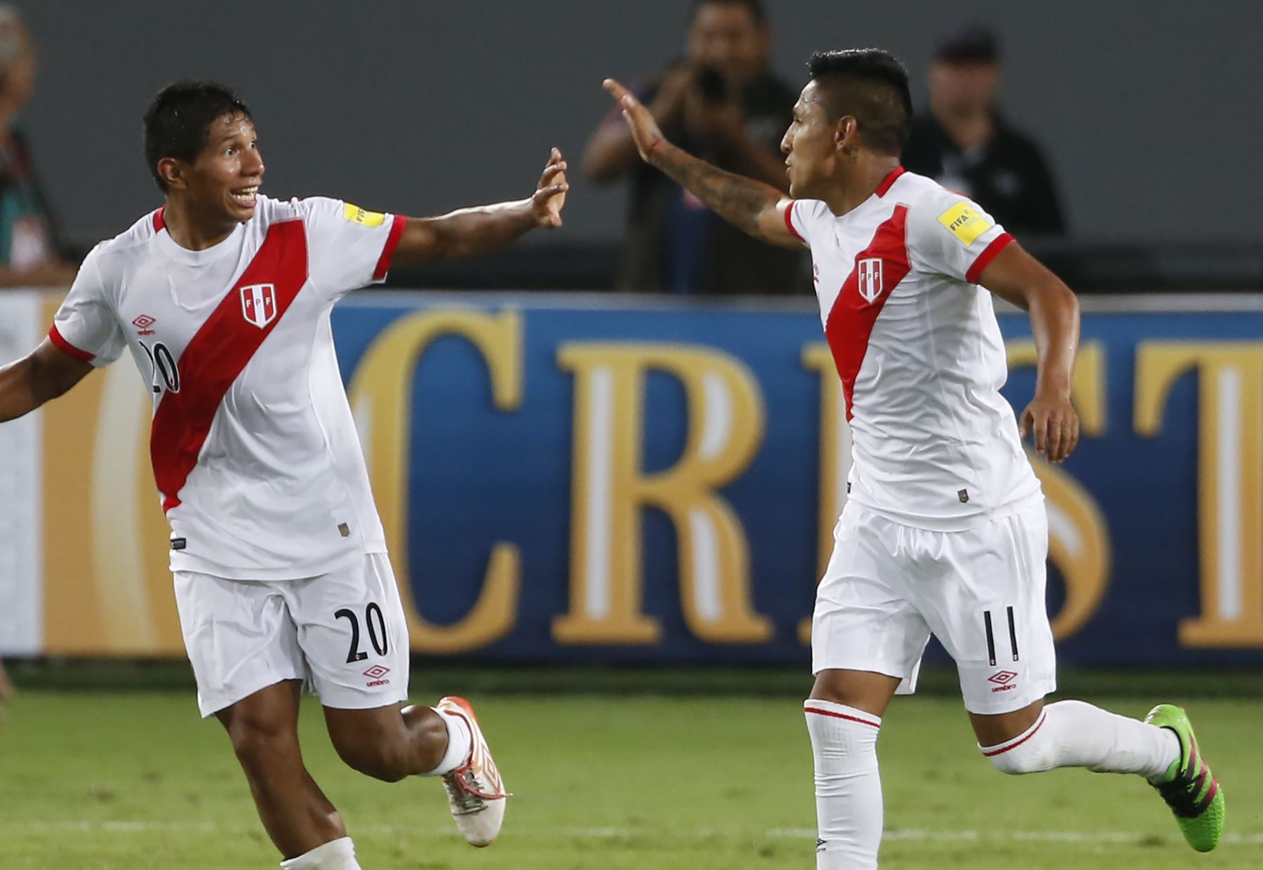Edison Flores y Raúl Ruidíaz figuran en la lista de convocados de la selección peruana. Foto: AFP.