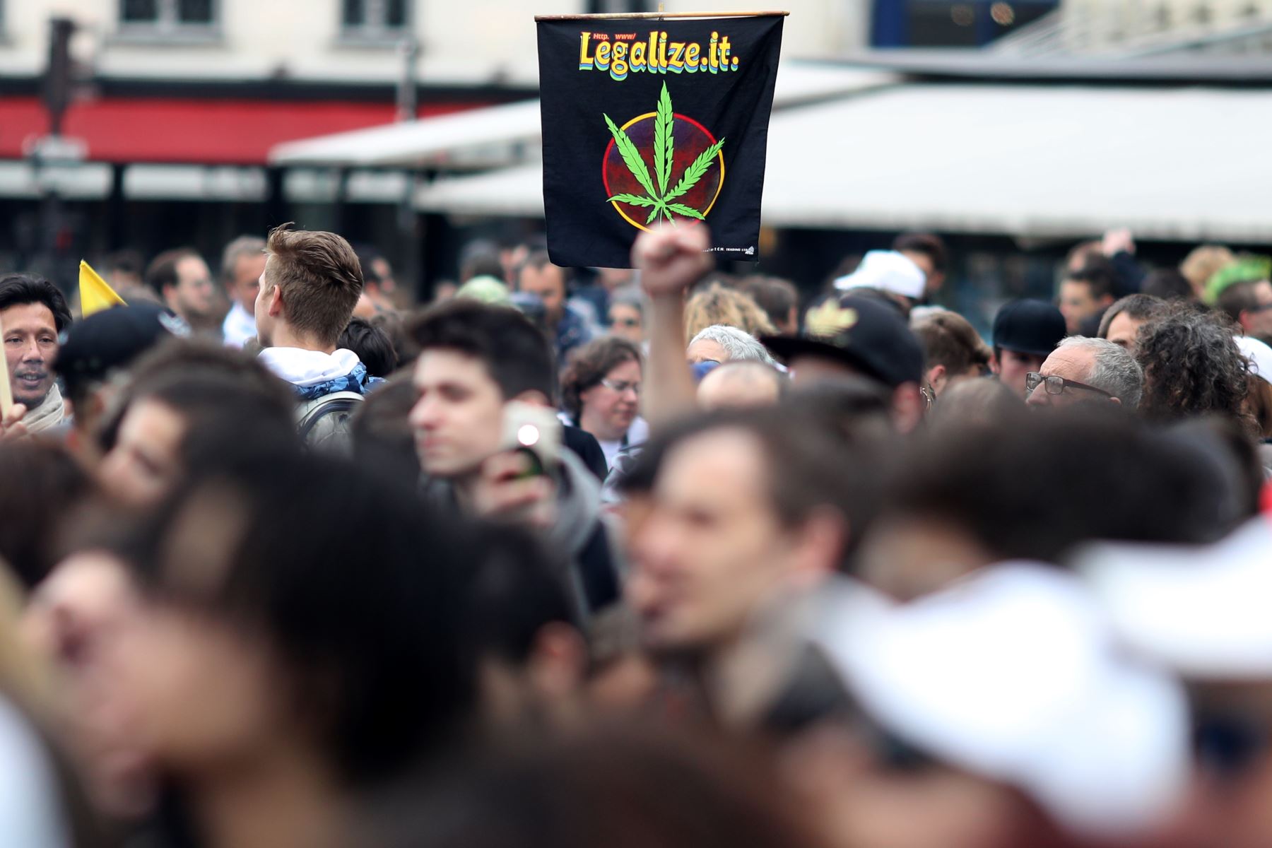 París: un millar de personas se manifestan por la despenalización del cannabis. Foto: AFP