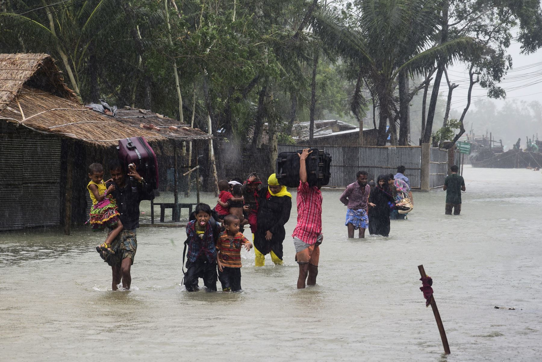 Veinte muertos y 500.000 desplazados en Bangladés por ciclón Roanu. Foto: AFP