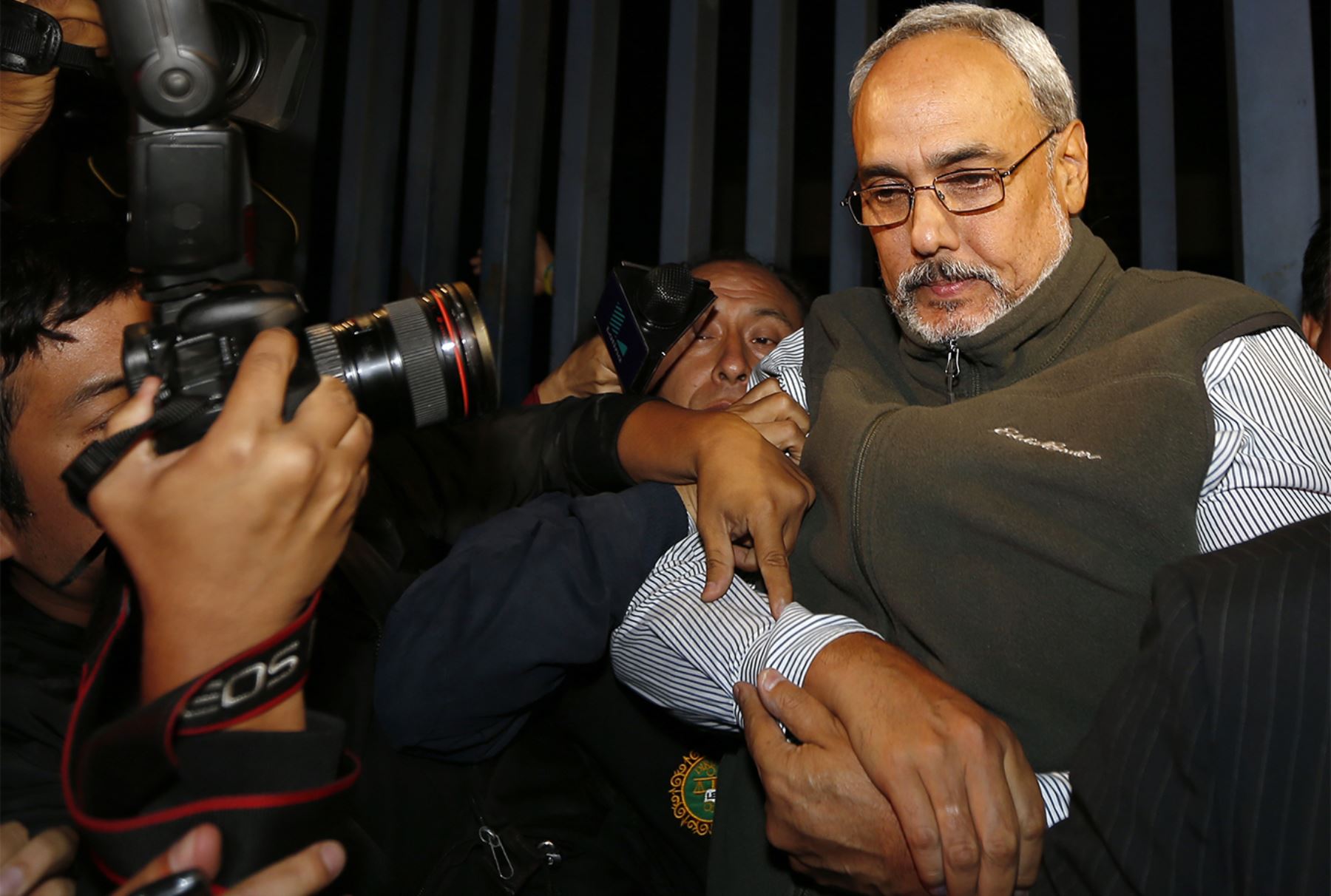 Expresidente de la FPF, Manuel Burga, capturado por la Policía. Foto: AFP