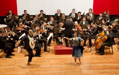 Orquesta Sinfónica de Trujillo inició la celebración en el histórico Teatro Municipal.