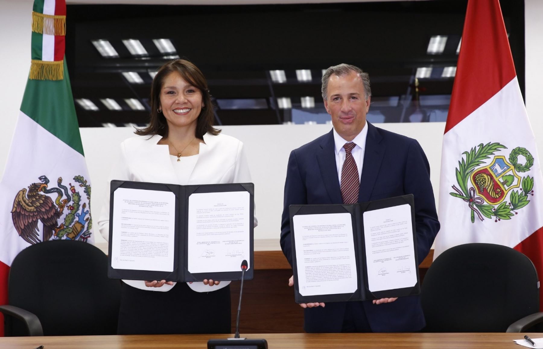 Firma de convenio entre Midis y Sedesol de México.