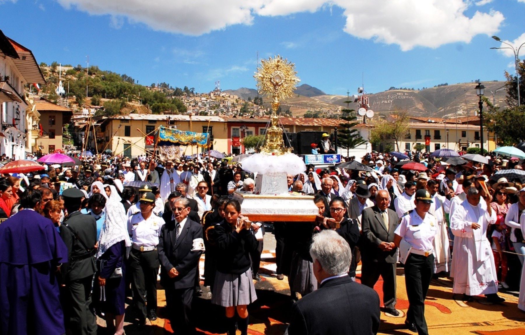 Una multitud de feligreses participa de procesión del Corpus Christi en Cajamarca. ANDINA/Eduard Lozano