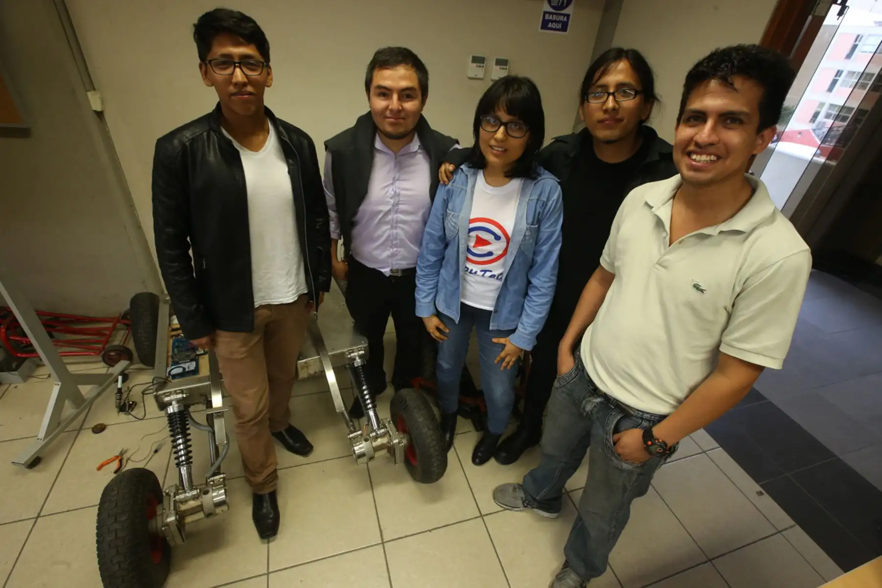 Ingeniera becada para estiudiar en la Nasa y sus compañeros de labortario Smart Machine CTIC UNI. Foto: ANDINA/Juan Carlos Guzmán