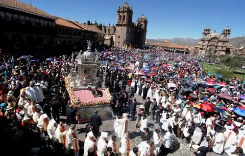 Miles de cusqueños y turistas participan de la procesión del Corpus Christi. ANDINA/Percy Hurtado
