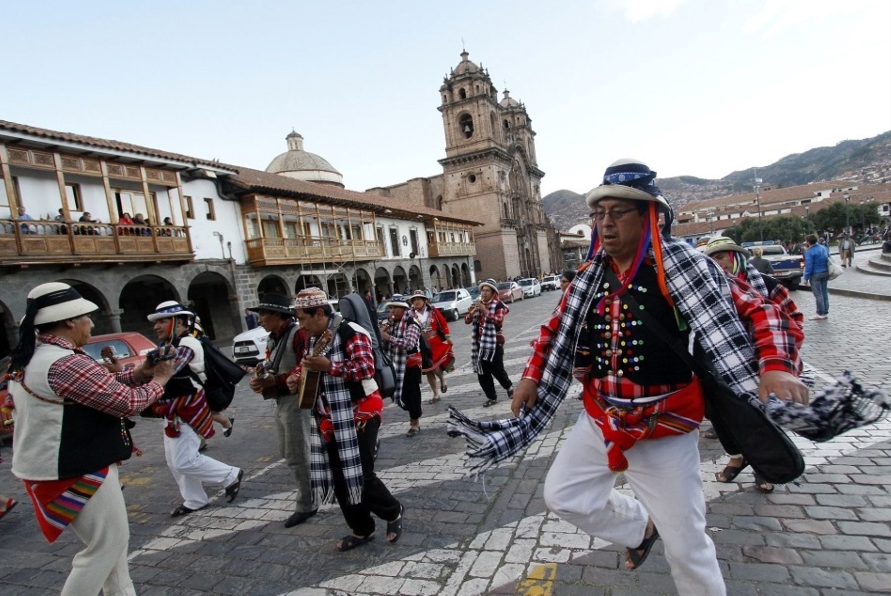Más de 2,000 danzarines participarán en el Pasacalle Regional por el aniversario de Arequipa. ANDINA