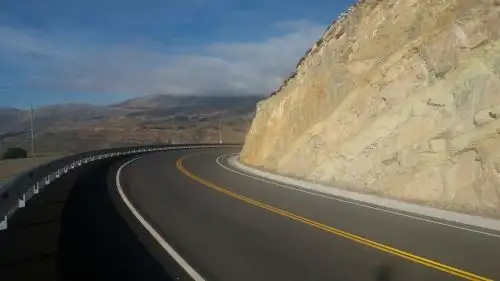 La construcción de una vía alterna a la Carretera Central, en el tramo Tipicocha-Huancavelica para que se una al eje Cañete-Lunahuaná y se convierta en un corredor económico, turístico e industrial fundamental para el desarrollo de Huancavelica, planteó el gobernador regional Glodoaldo Álvarez. .ANDINA/Difusión