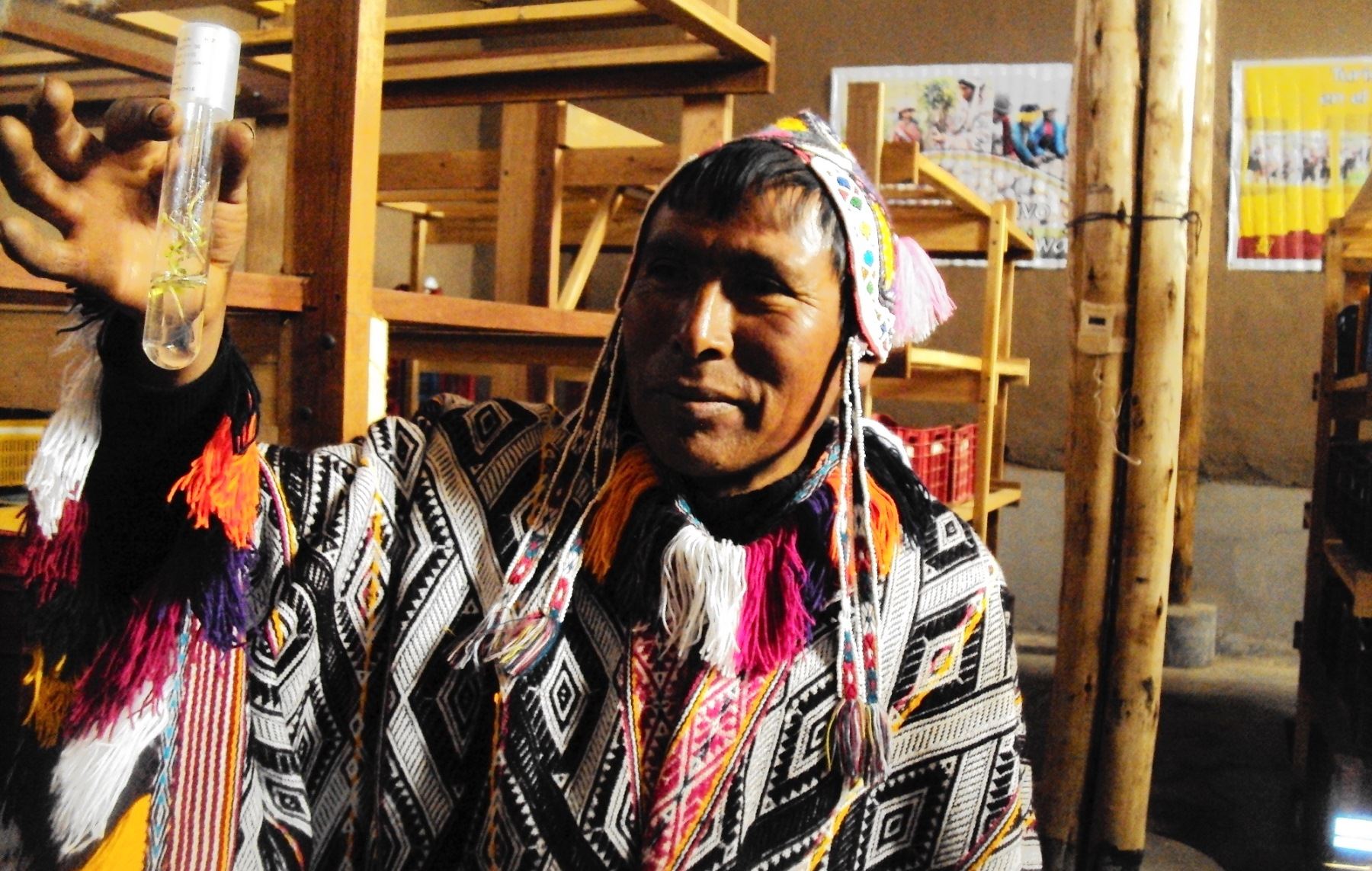Comuneros de Pisac, en Cusco, elaboran champú y jabón a base de papa. ANDINA/Percy Hurtado