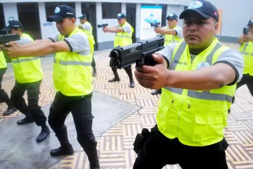 Esta semana se promulgó la Ley N° 32312 que autoriza el uso de armas de electrochoque por parte del personal de serenazgo municipal como medio de defensa en la lucha contra la inseguridad ciudadana. ANDINA