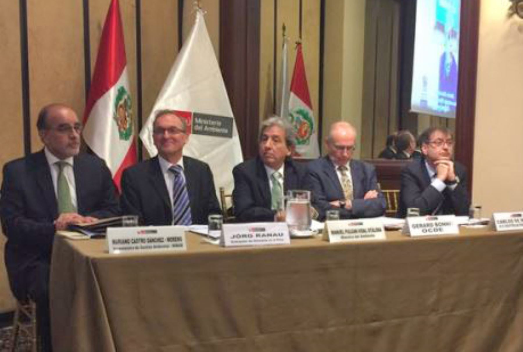 Ministro del Ambiente, Manuel Pulgar-Vidal, clausura ceremonia de presentación del Informe de Evaluación del Desempeño Ambiental Peruano elaborado por el Organismo de Cooperación pra el Desarrollo Económico (OCDE) y la Comisión Económica para América Latina y El Caribe (CEPAL).