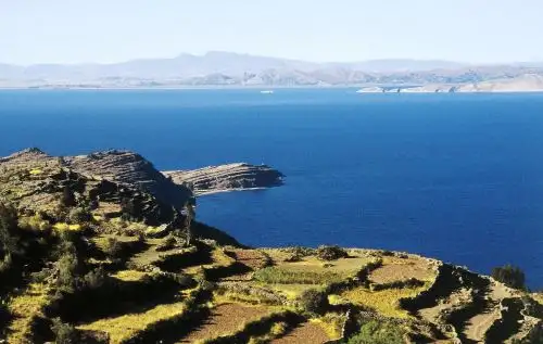 Una hermosa vista de la isla Taquile y como fondo el lago Titicaca, en Puno. ANDINA/archivo