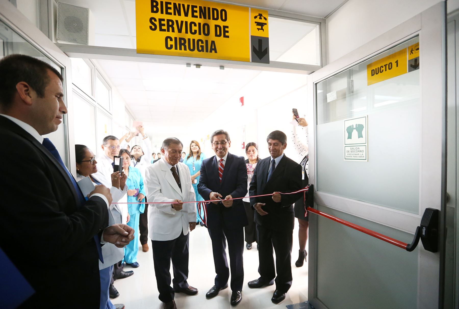 El Ministro de Salud, Anibal Velasquez inaugura en el Instituto de Salud del Niño, nueva infraestructura del área de Hidroterapia y Cirugía Pediatrica. Foto: ANDINA/Melina Mejía