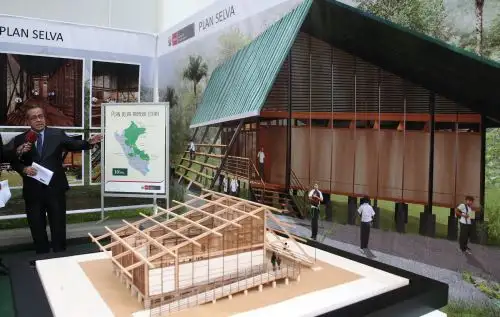 Ministro de Educación, Jaime Saavedra, presentó maqueta de colegios que se construirán en la Amazonía peruana como parte del proyecto Plan Selva.