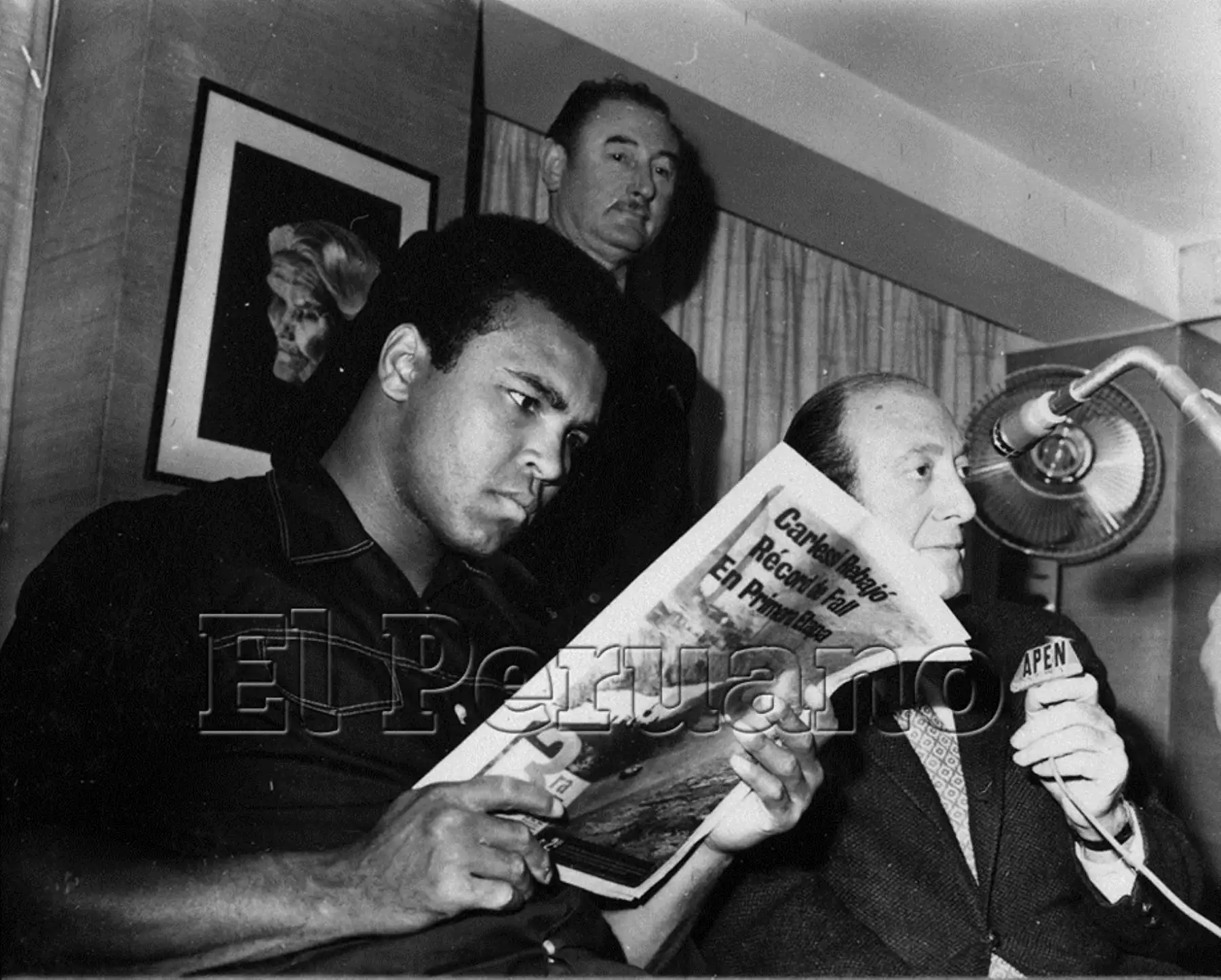 Lima - 20 setiembre 1971 /  Cassius Clay o Muhammad Ali, excampeón mundial de boxeo, lee La Tercera durante la conferencia de prensa que ofreció en el hotel Crillón. Ali mostró hoy su otra faceta, la que le dio gran popularidad fuera de los rings. Armó un verdadero show antes, durante y después de su encuentro con los periodistas.
