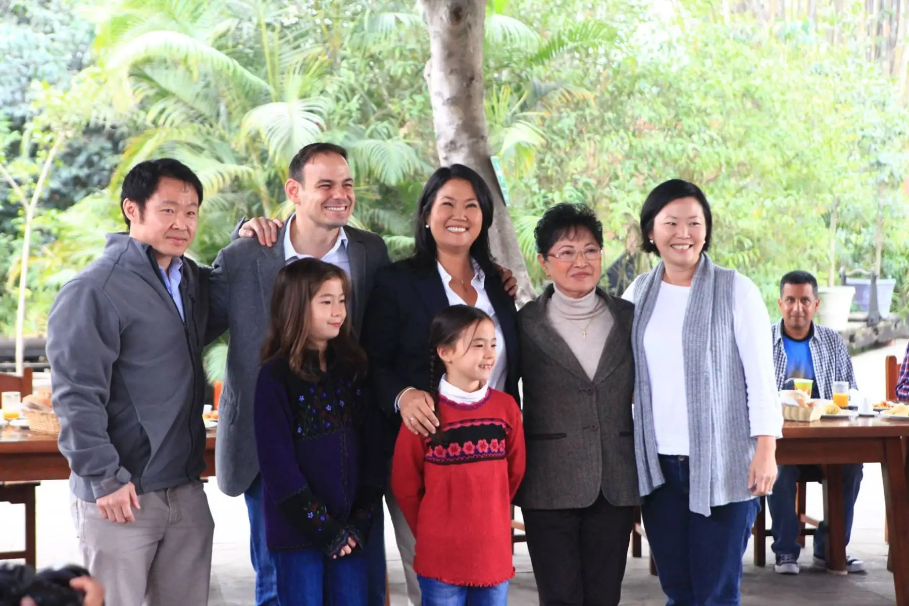 En la primera vuelta electoral de las elecciones del 2016,  Kenji Fujimori acompañó a su hermana en el tradicional desayuno electoral. Foto Facebook Fuerza Popular.