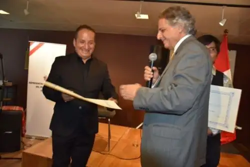 Diosdado recibiendo su reconocimiento.