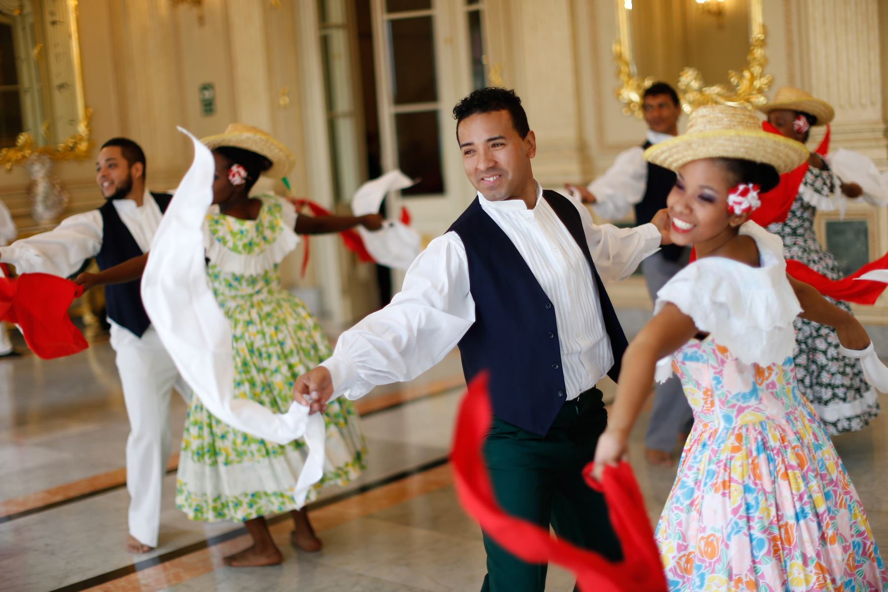 Celebra al Perú a ritmo de la extraordinaria agrupación de ballet afroperua...