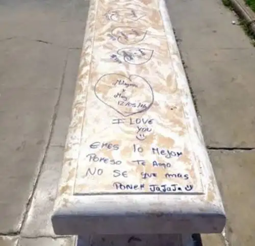 Tres bancas de mármol de la histórica plaza de Armas de la ciudad de Trujillo fueron pintadas por desconocidos durante la madrugada, denunciaron voceros de la municipalidad provincial.