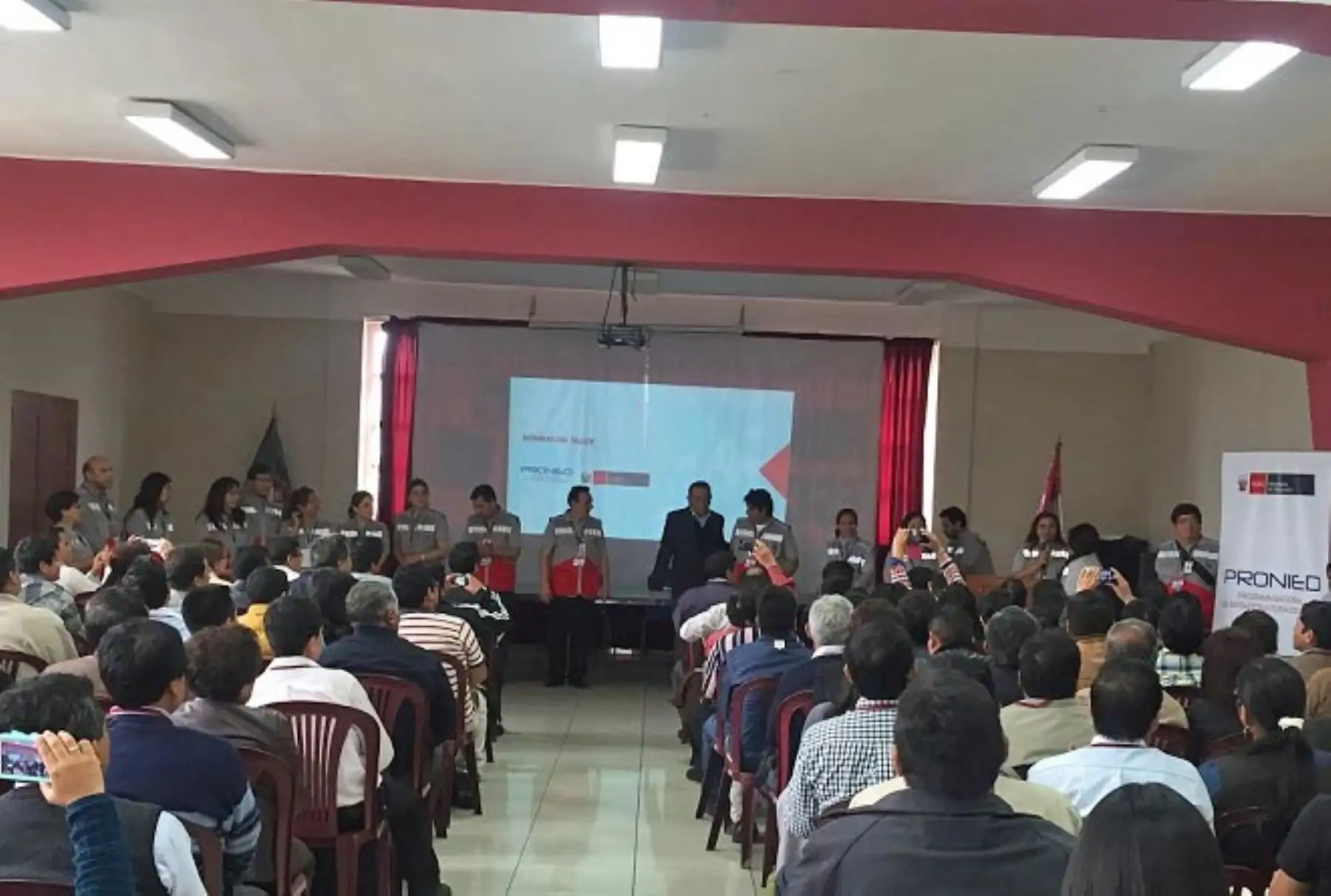 El Programa Nacional de Infraestructura Educativa (Pronied), del Ministerio de Educación (Minedu), iniciará próximamente una capacitación a los directores de colegio, profesores y padres de familia sobre los procesos de inversión pública en infraestructura educativa.