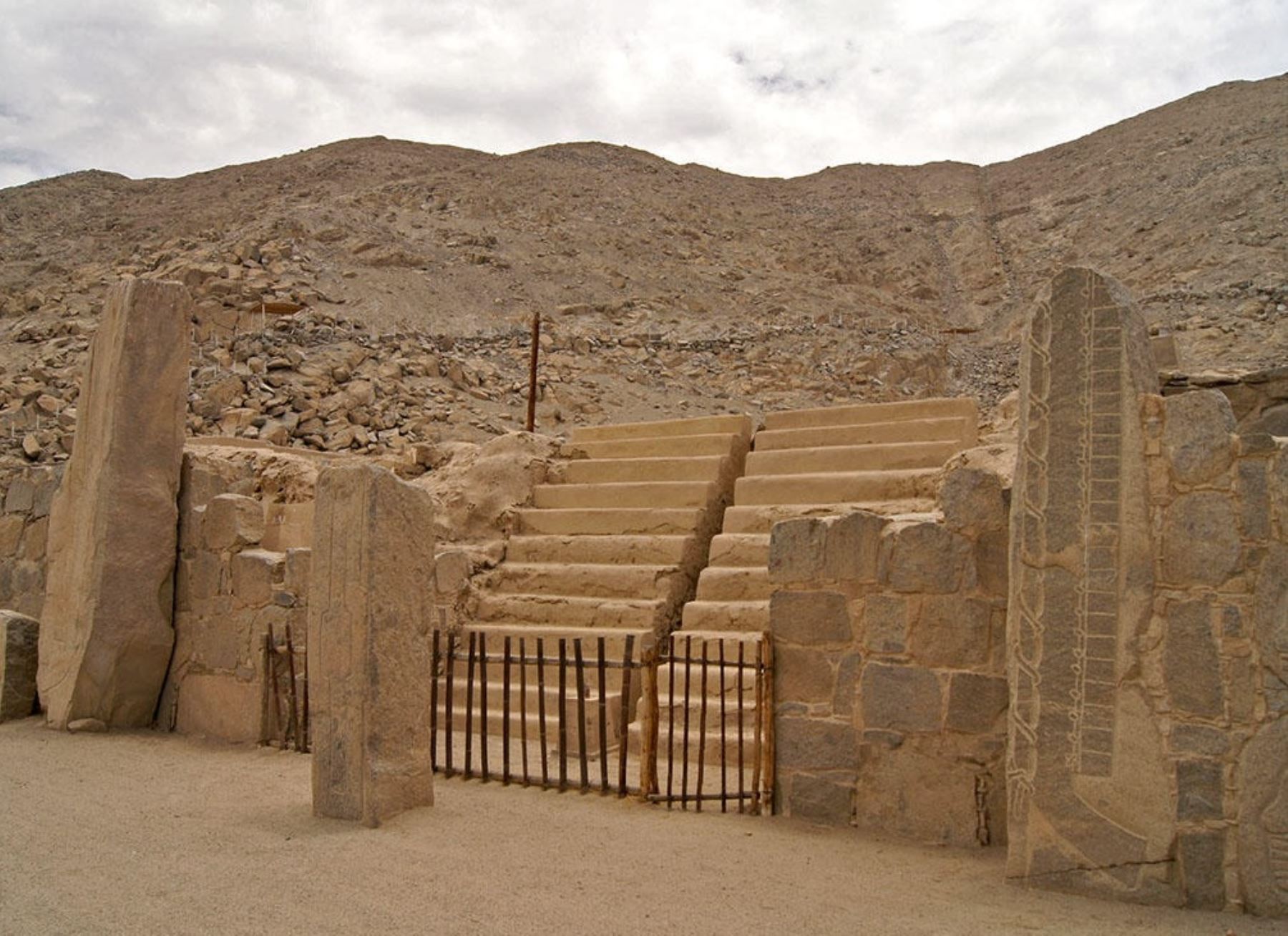 El complejo arqueológico y fortaleza de Sechín, ubicado también en la provincia de Casma, se encuentra a 13 kilómetros del océano Pacifico.