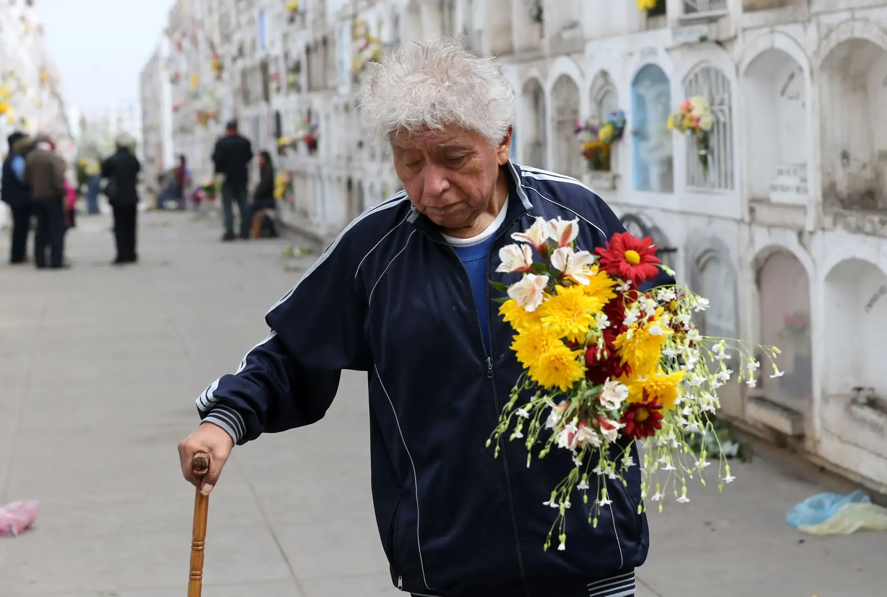 LIMA,PERÚ-JUNIO 19 . Visita de familiares al cementerio  el Angel , por el día del padre y venta de flores  Foto: ANDINA/Norman Córdova