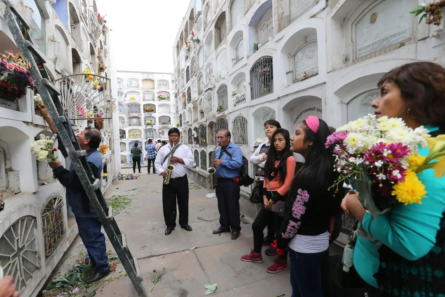 LIMA,PERÚ-JUNIO 19 . Visita de familiares al cementerio  el Angel , por el día del padre y venta de flores  Foto: ANDINA/Norman Córdova
