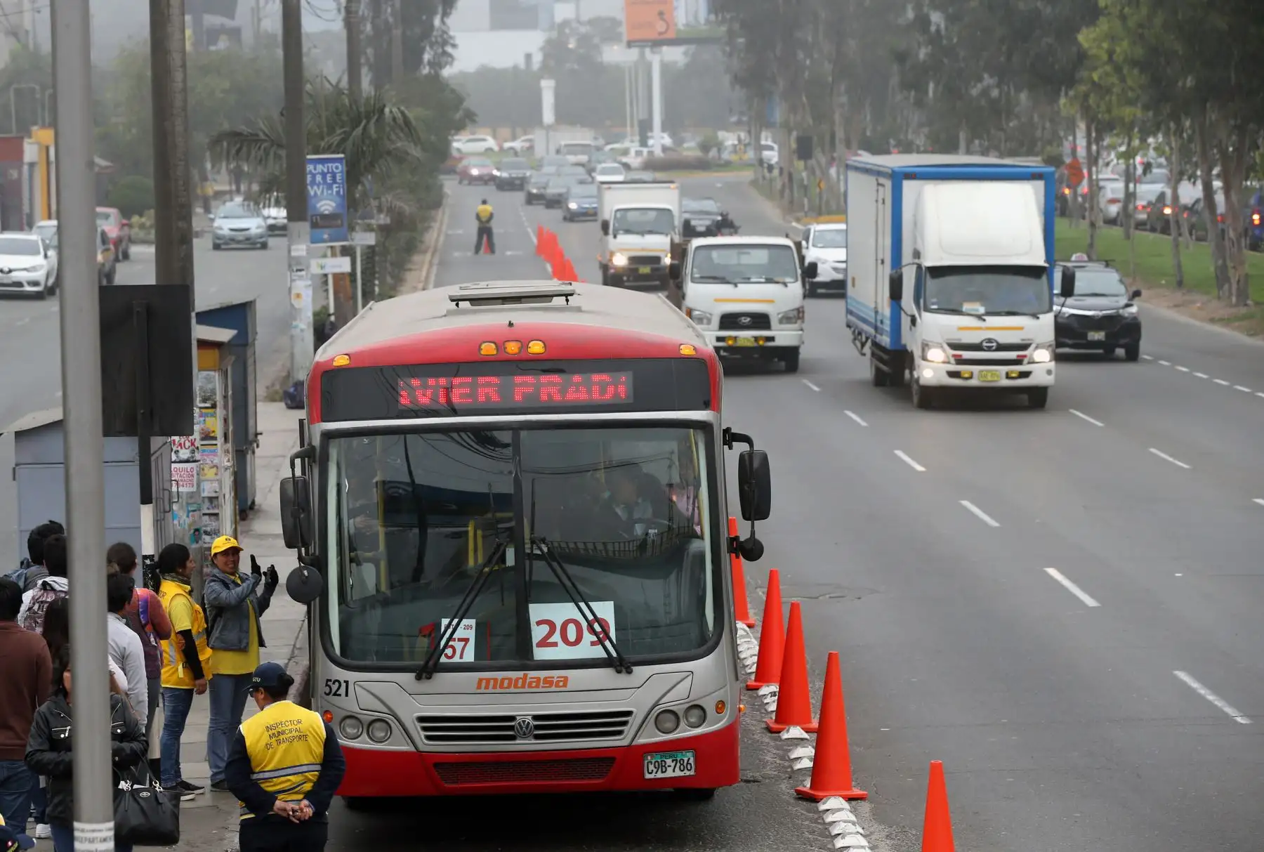 Jara estimó que en los siguientes tres meses de este año se espera implementar el carril segregado en uno de los corredores viales. Foto: ANDINA/Norman Córdova