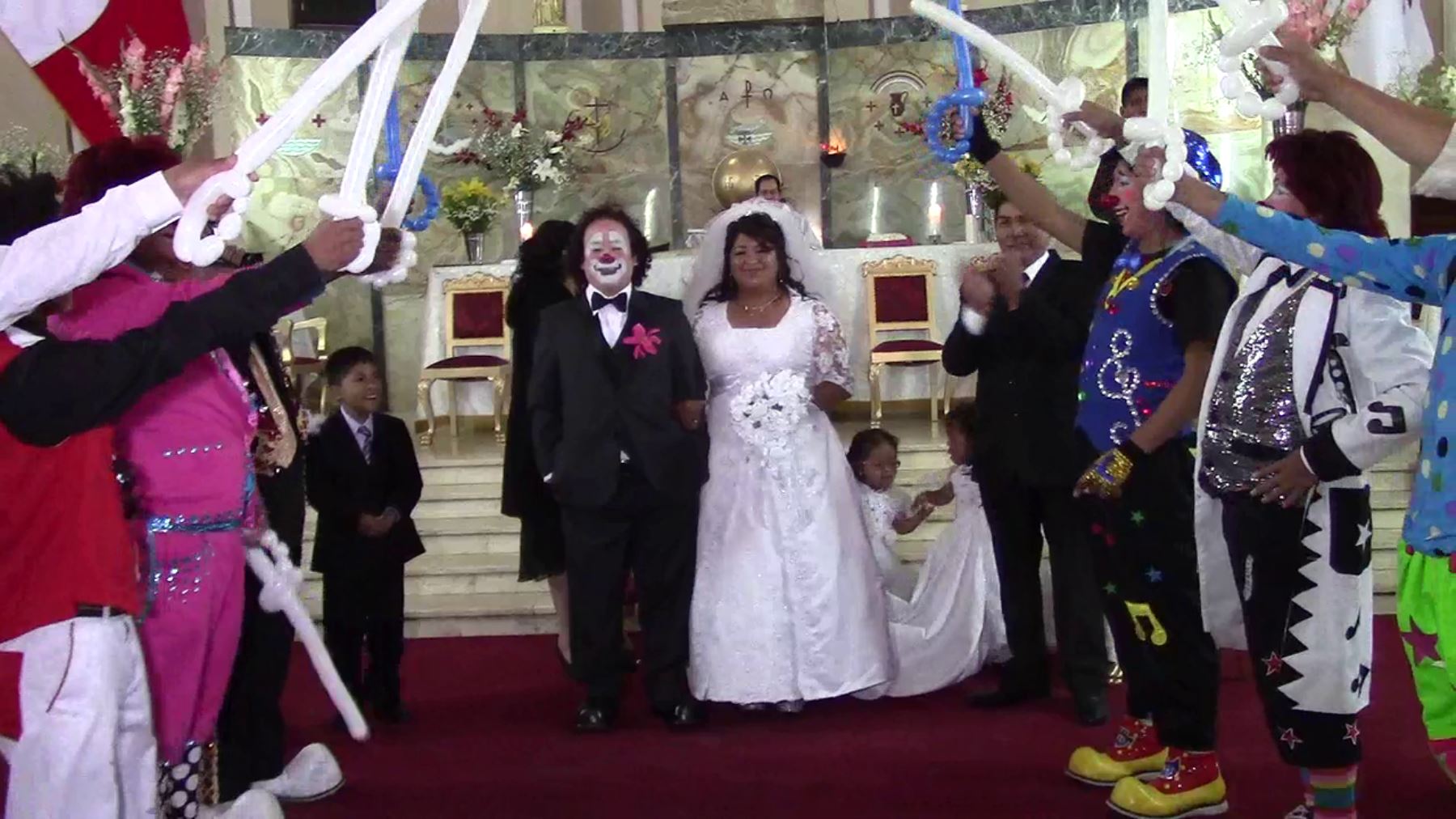 Singular matrimonio de un payaso en Junín.