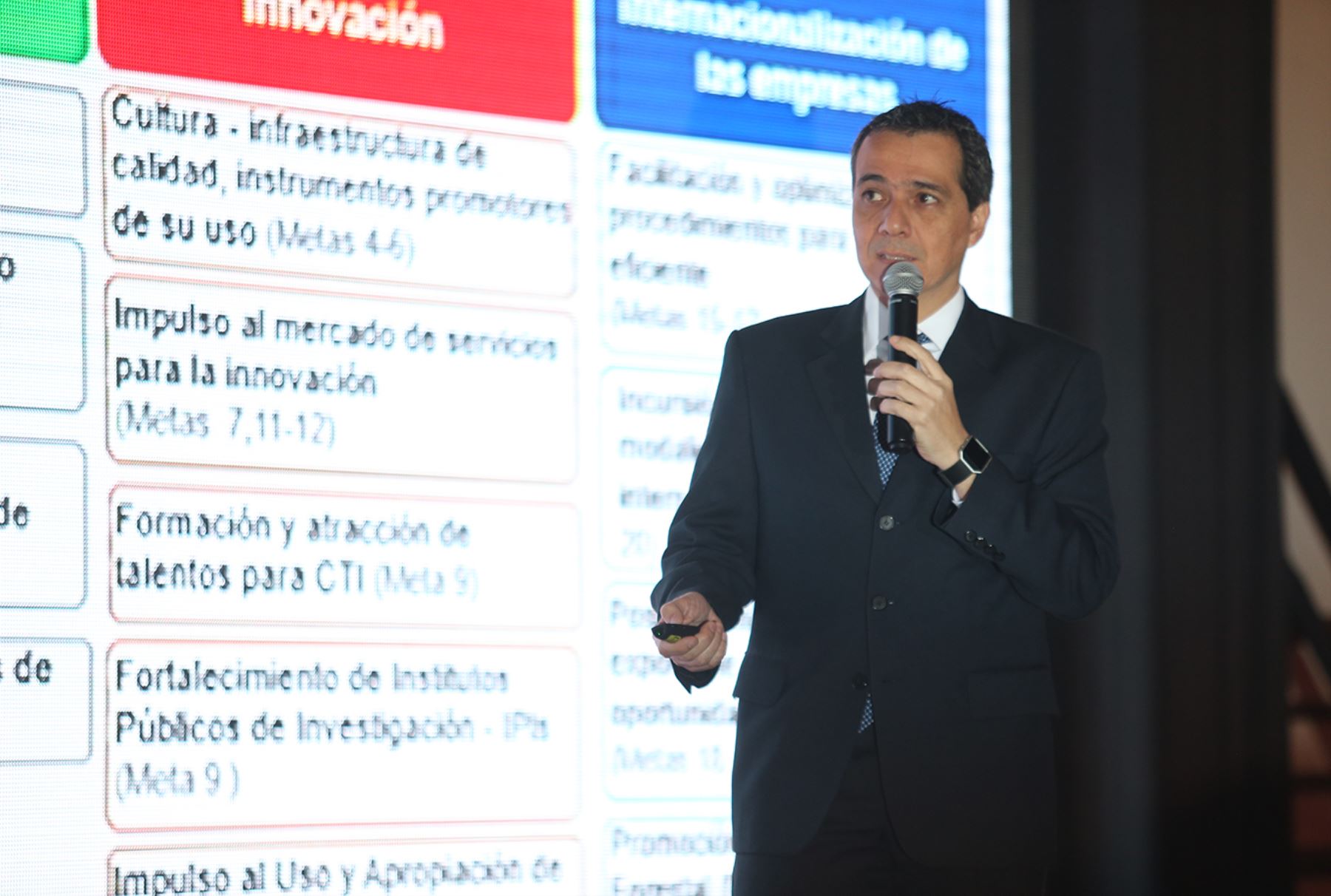 LIMA, PERÚ - JUNIO 23. Ministro de Economía Alonso Segura participa en el evento "Avances de la agenda de competitividad 2014-2018".

Foto: ANDINA/Melina Mejía.