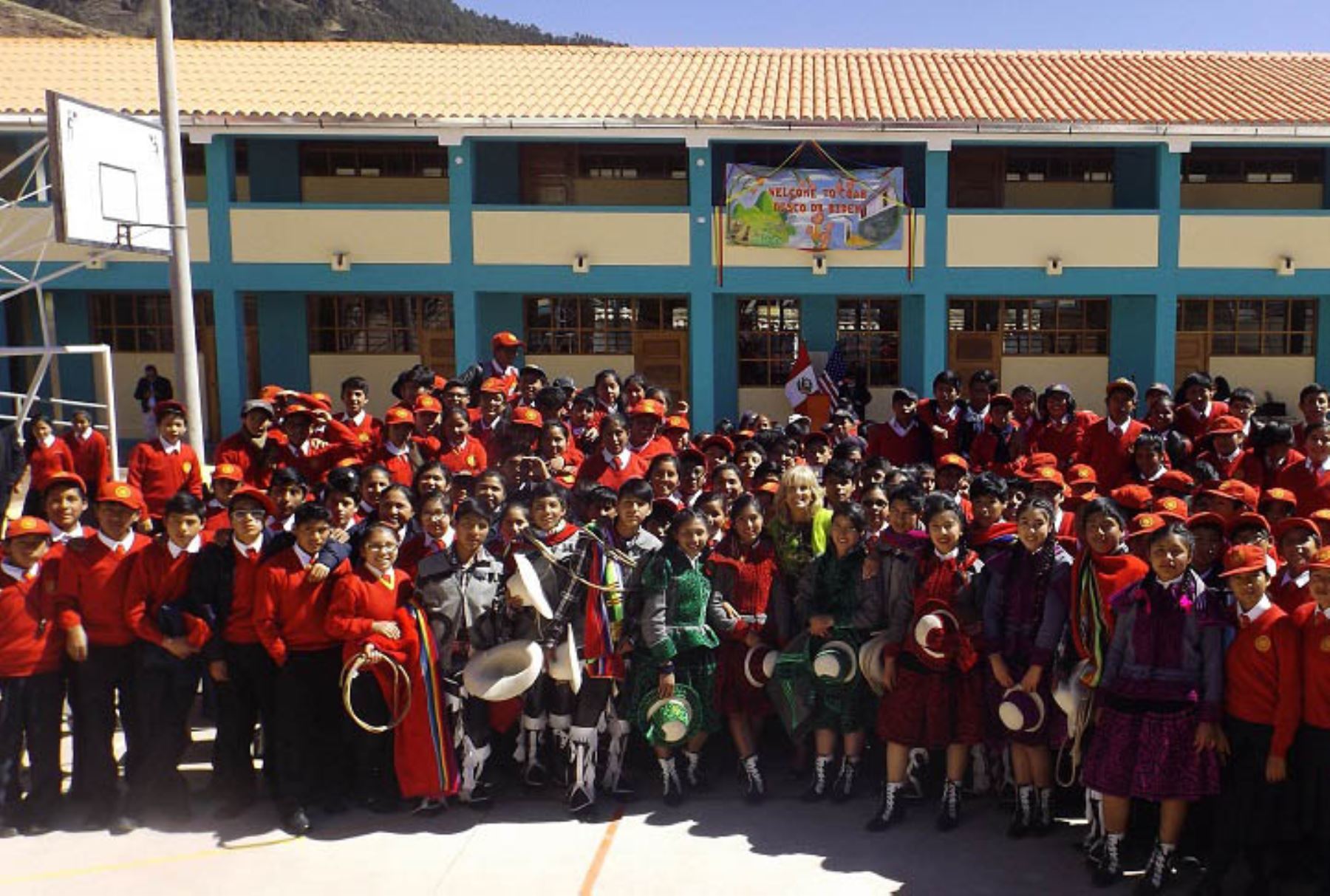 Una delegación del gobierno de los Estados Unidos de América, liderada por la esposa de su vicepresidente, Jill Biden visitó la sede el Colegio de Alto Rendimiento (COAR) Cusco, ubicada en la provincia de Anta, a dos horas de la Ciudad Imperial.