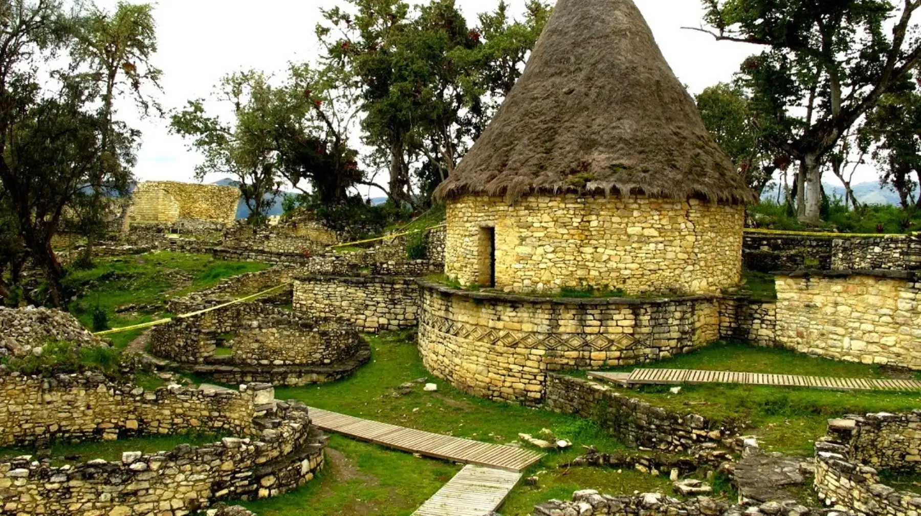 La ciudadela fortificada de Kuélap sigue cosechando reconocimientos como destino turístico a nivel internacional, y esta vez The New York Times, uno de los diarios más importantes del mundo, considera a este sitio arqueológico dentro de su lista de los 52 mejores lugares para visitar, conocer y disfrutar durante este año. ANDINA/Difusión