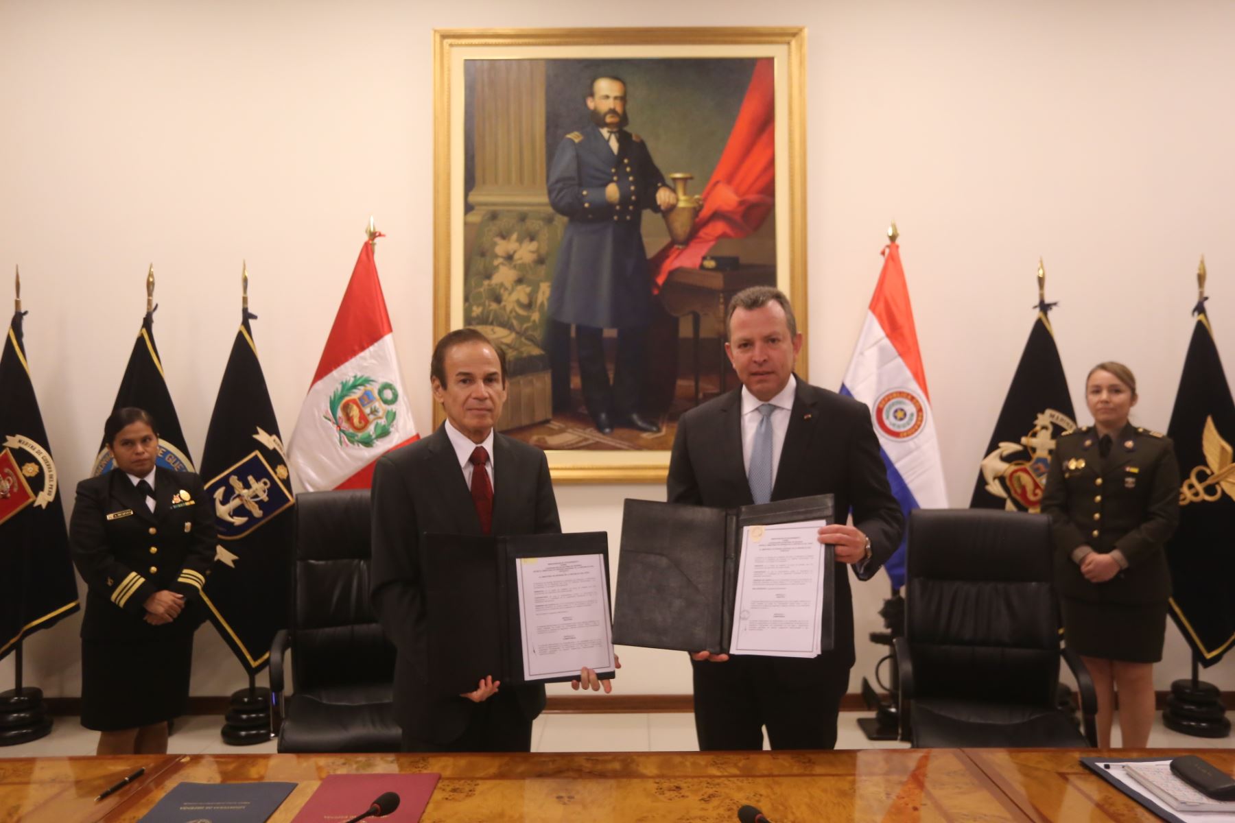 Ministros de Defensa de Perú, Jakke Valakivi y de Paraguay, Diógenes Martínez.