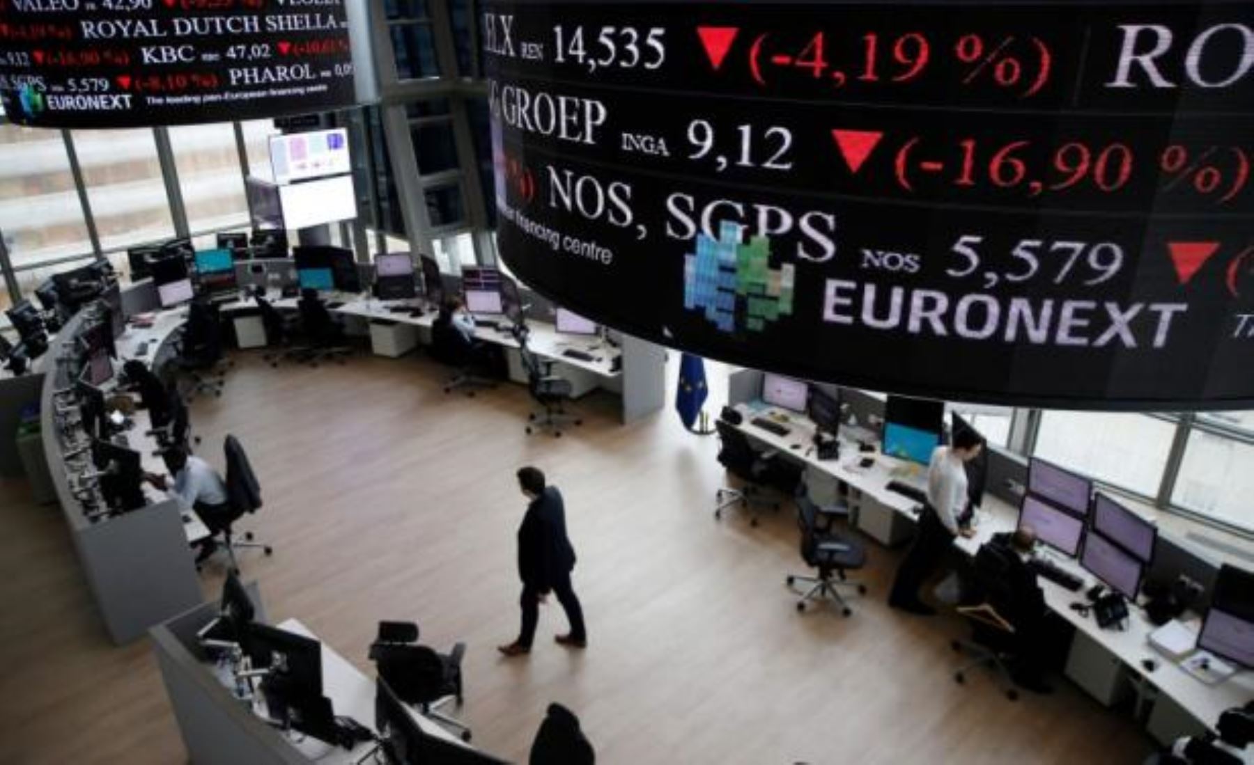 Mercados mundiales caen por temores en el panorama comercial. AFP