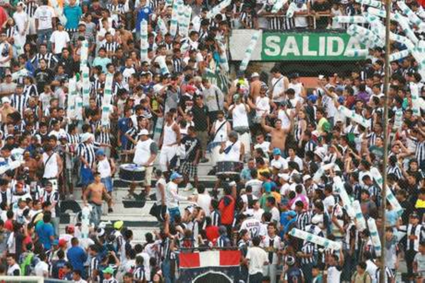 Prohíben caras pintadas, banderolas e instrumentos musicales en estadios. Foto: Internet/Medios