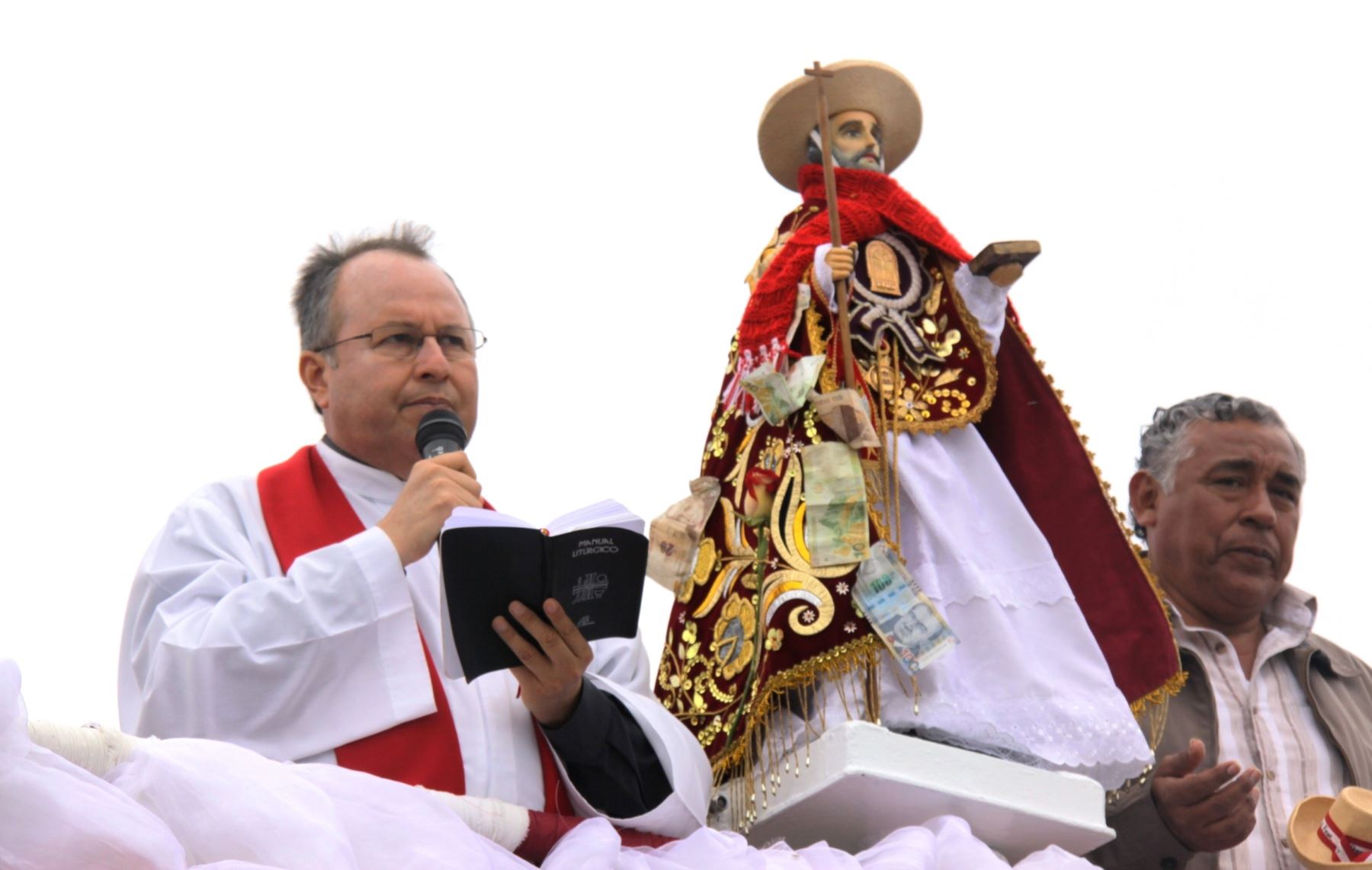Fieles y pescadores participaron de la procesión en el mar de la imagen de San Pedrito en Chimbote. ANDINA