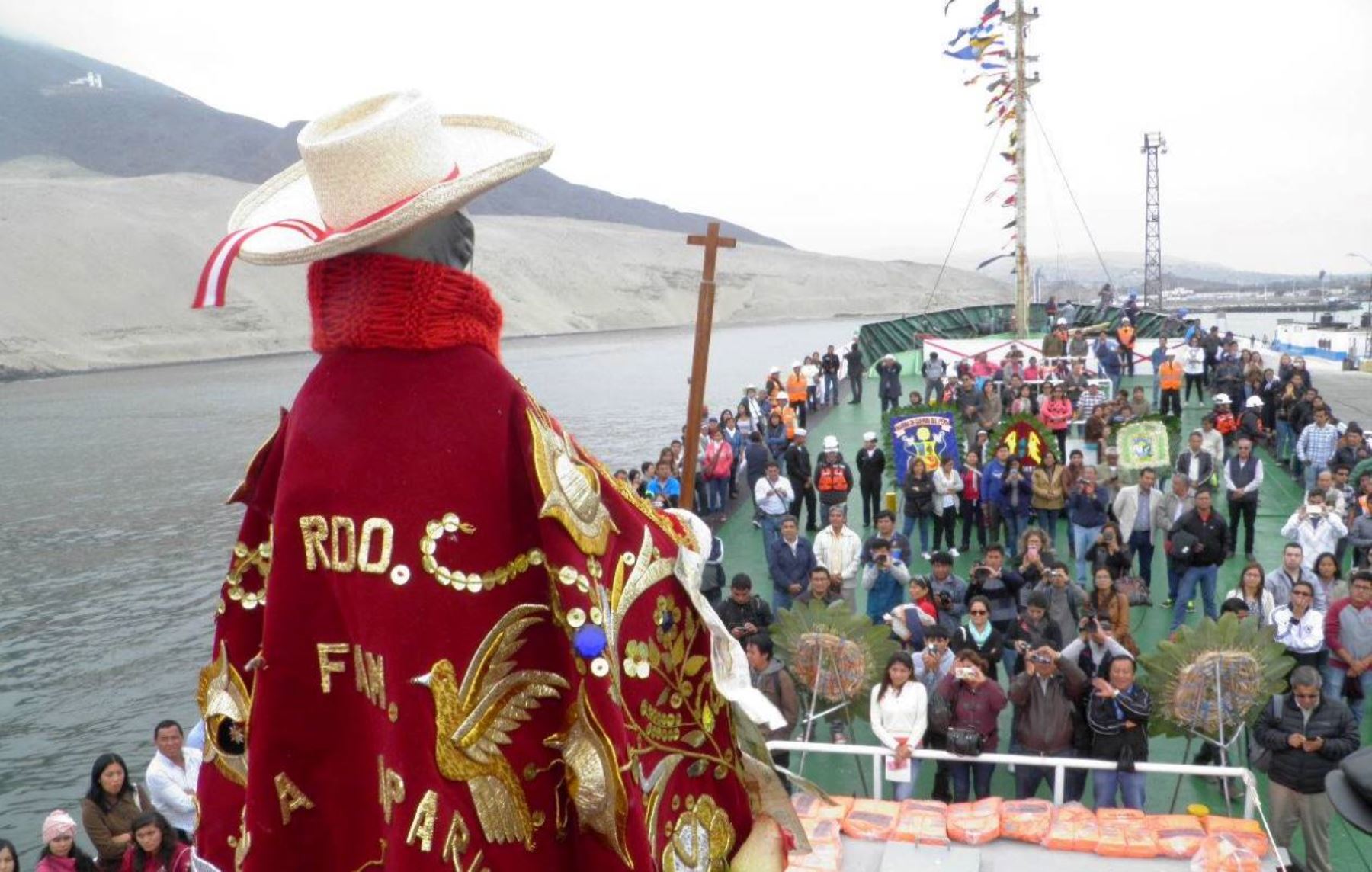 Fieles y pescadores participaron de la procesión en el mar de la imagen de San Pedrito en Chimbote. ANDINA